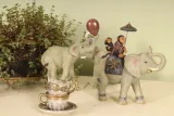 Dierenbeeld Olifant met aap - bruin - 19 cm