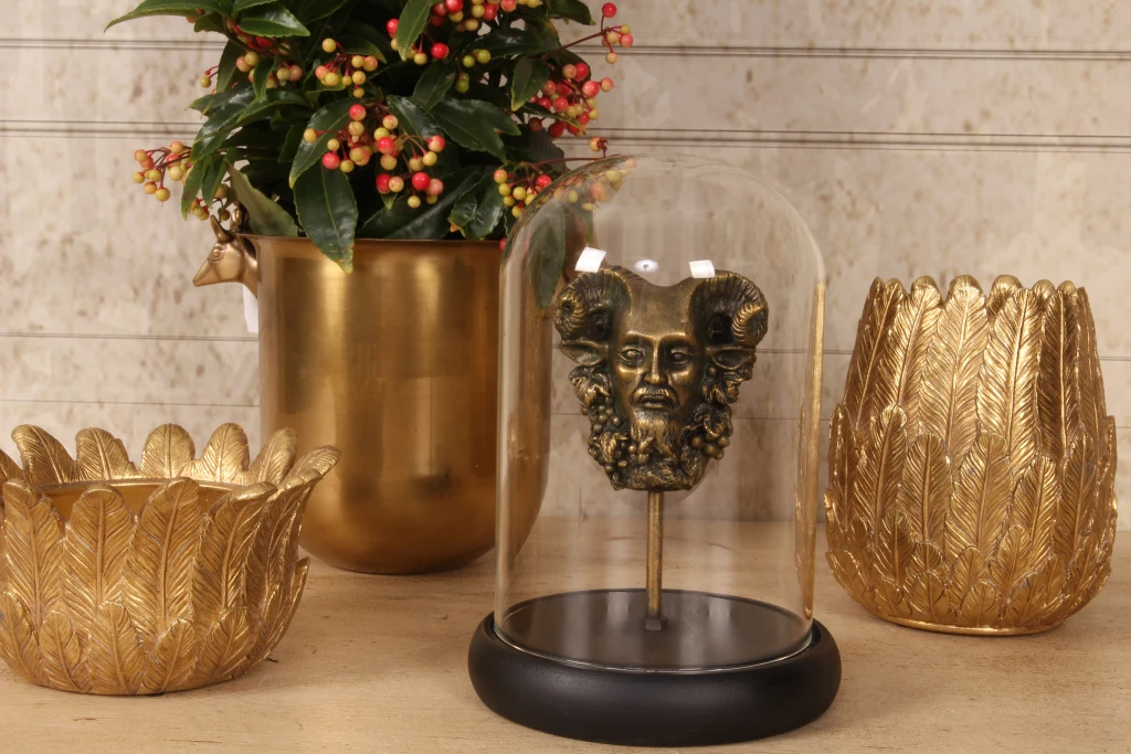 Figurka Bacchusa z szklaną kopułką – złoto – 23 cm – żywica artystyczna