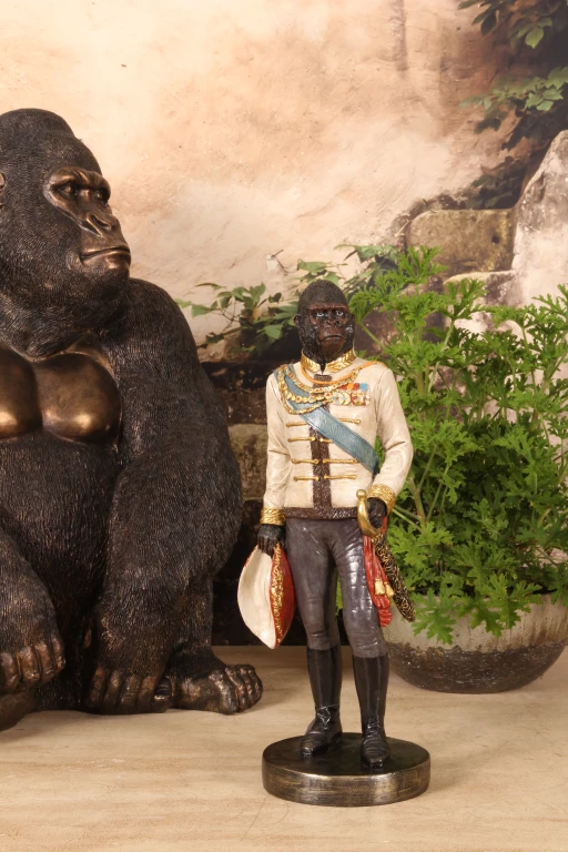 Posąg orangutana na podstawie – kość słoniowa – 40,5 cm