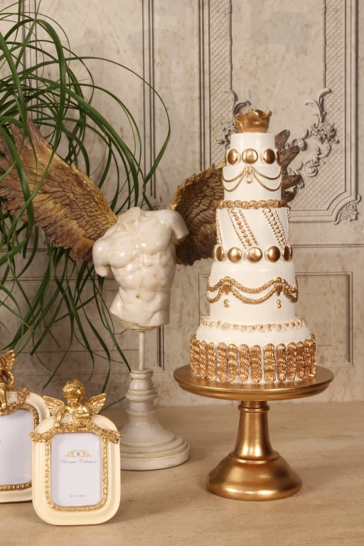 Tort dekoracyjny – biały/cream z złotem – 47 cm – żywica artystyczna