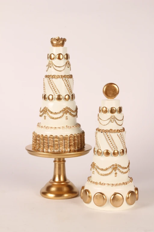 Tort dekoracyjny – biało‑kremowy z złotem – 33,5 cm – żywica sztuczna